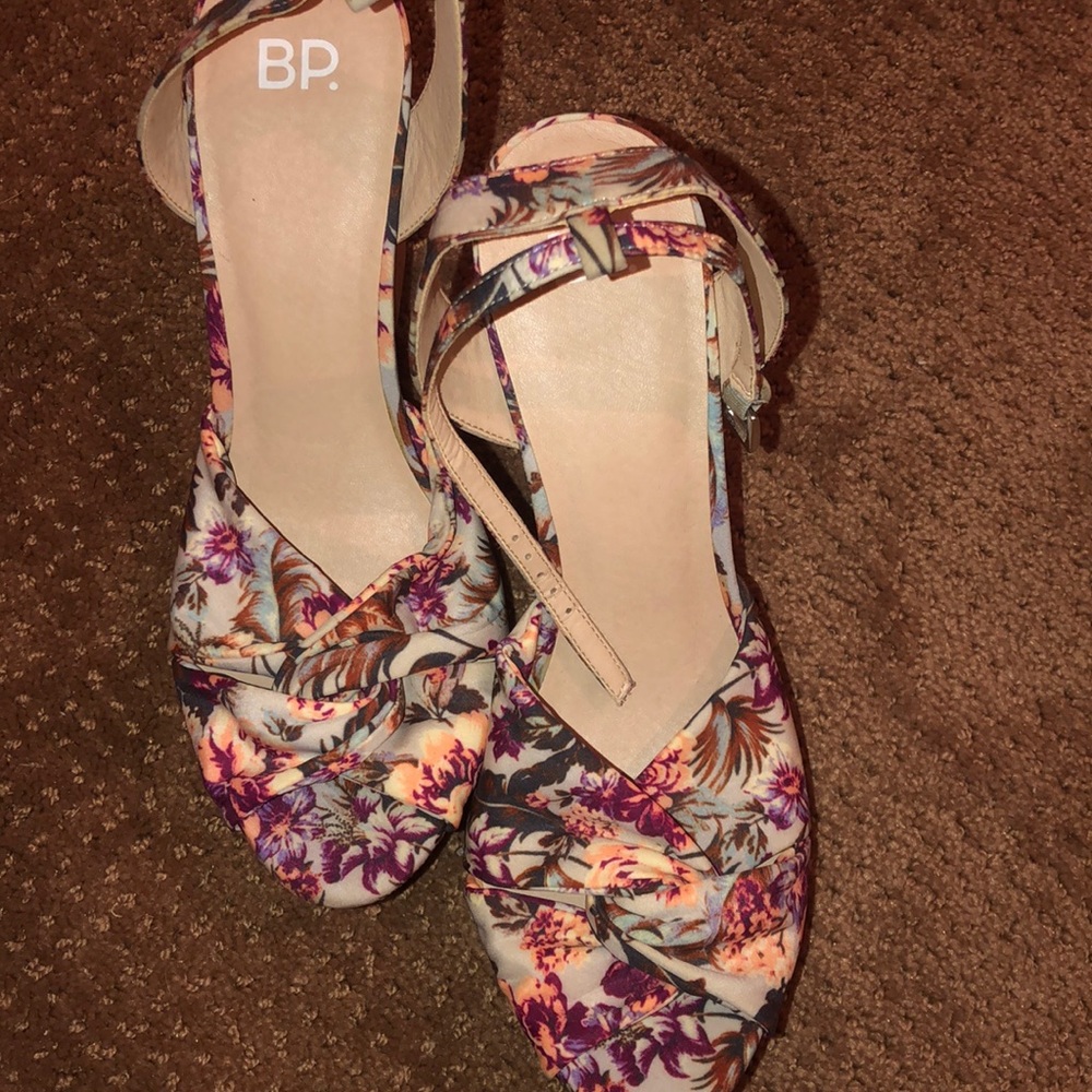 BP flower wedges size 8